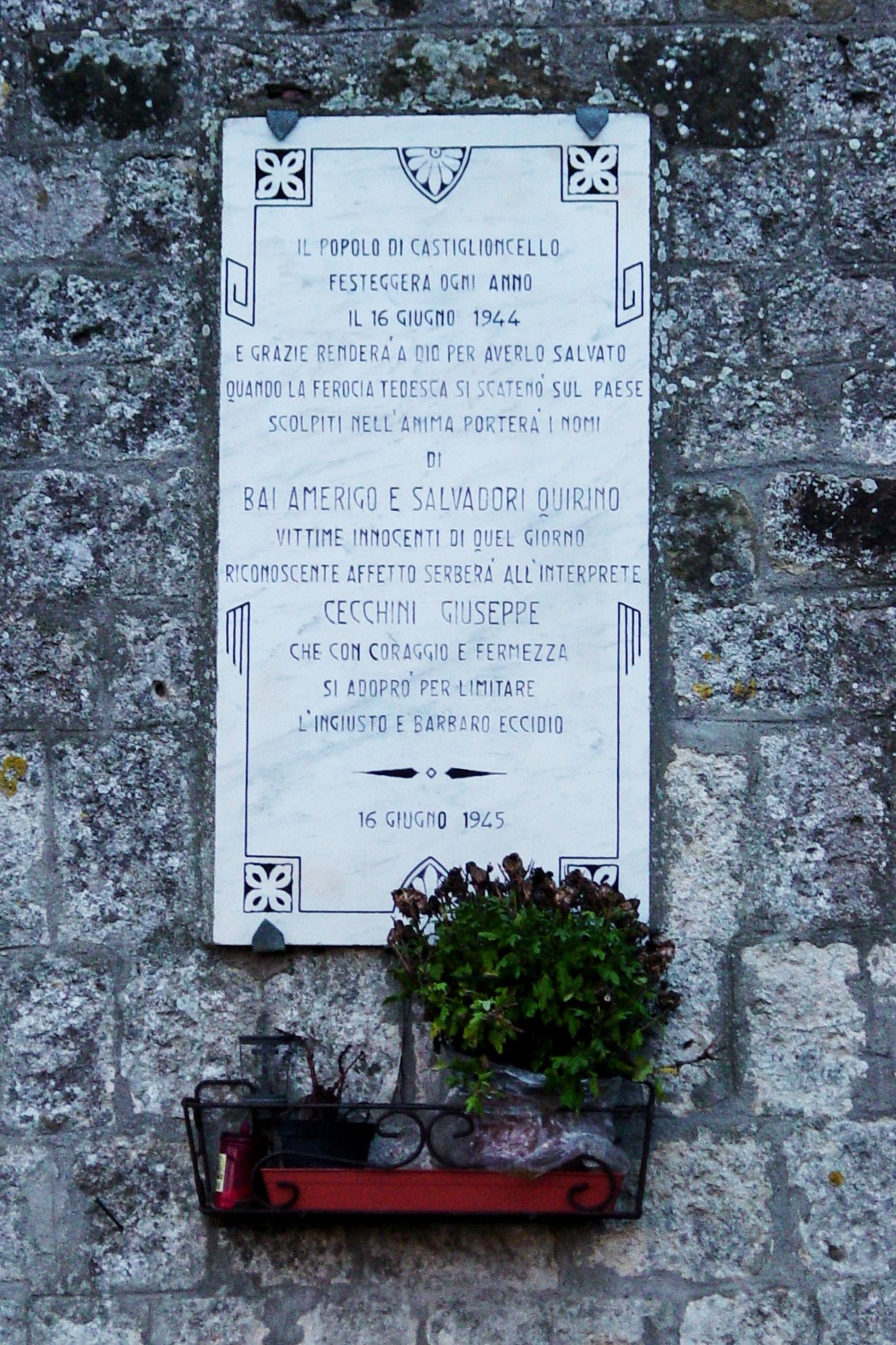 Lapide commemorativa a ricordo di Bai, Salvadori e Cecchini, vittime del 16 giugno 1944 a Castignello.