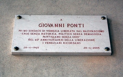 Lapide commemorativa dedicata a Giovanni Ponti, primo sindaco di Venezia, in memoria del suo contributo alla liberazione.