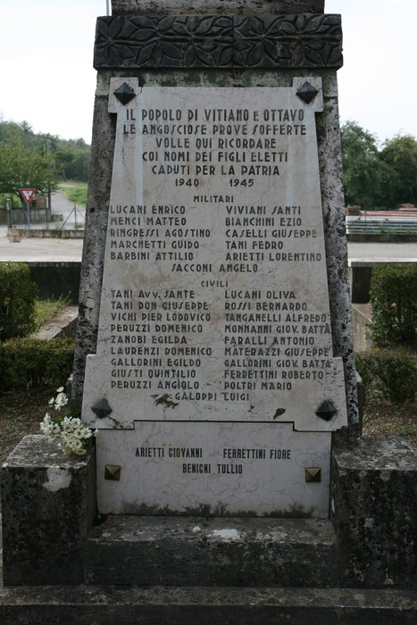 Monumento dedicato ai caduti di Vitiano, con nomi incisi in memoria degli eroi del 1940-1945.