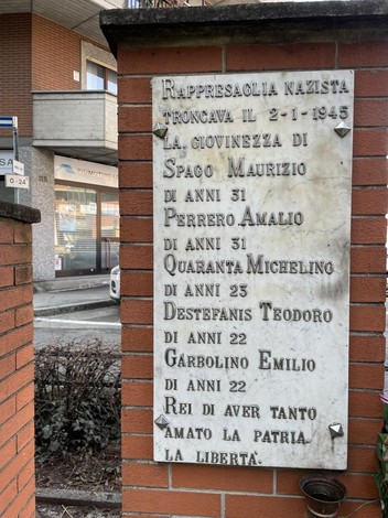 Lapide commemorativa delle vittime dell'eccidio di Regina Margherita, avvenuto il 2 gennaio 1945.