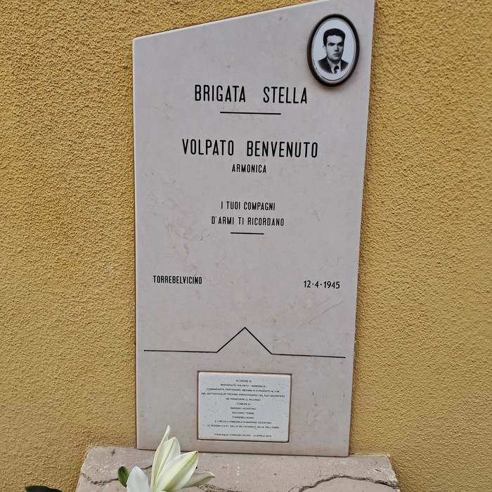 Lapide commemorativa dedicata a Volpato Benvenuto, con foto e iscrizione in ricordo della Brigata Stella.
