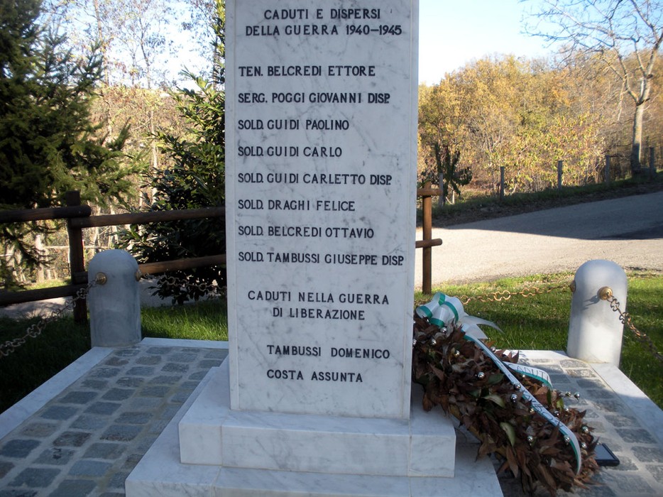 Cippo commemorativo ai caduti di Bognassi, dedicato ai soldati nella guerra 1940-1945.