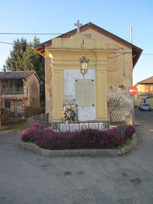 Monumento ai caduti di Lardirago, commemorazione dei soldati locali, situato in un angolo del paese.