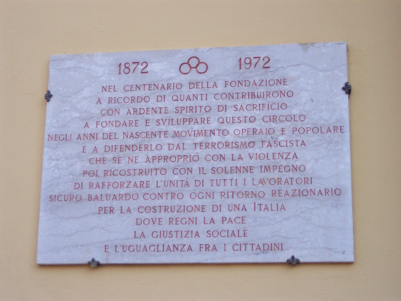 Lapide commemorativa del Circolo "L'Unione", dedicata ai fondatori e ai valori di giustizia sociale e unità.