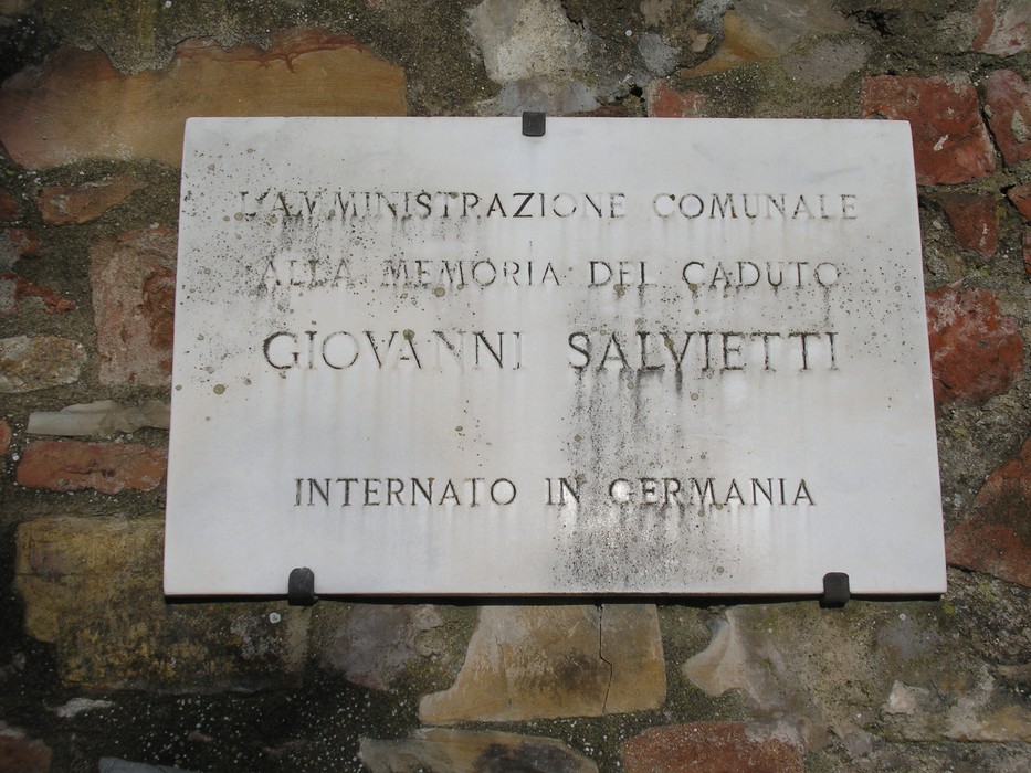 Muro commemorativo ai caduti di San Donato, dedicato alla memoria dei soldati.