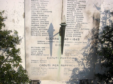 Lapide commemorativa dedicata ai caduti di Occhieppo Inferiore, in memoria dei partigiani e delle vittime della guerra.