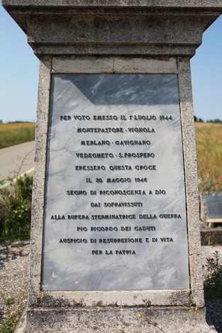 La Croce delle Pradole, monumento commemorativo immerso nel paesaggio, ricorda eventi storici significativi.