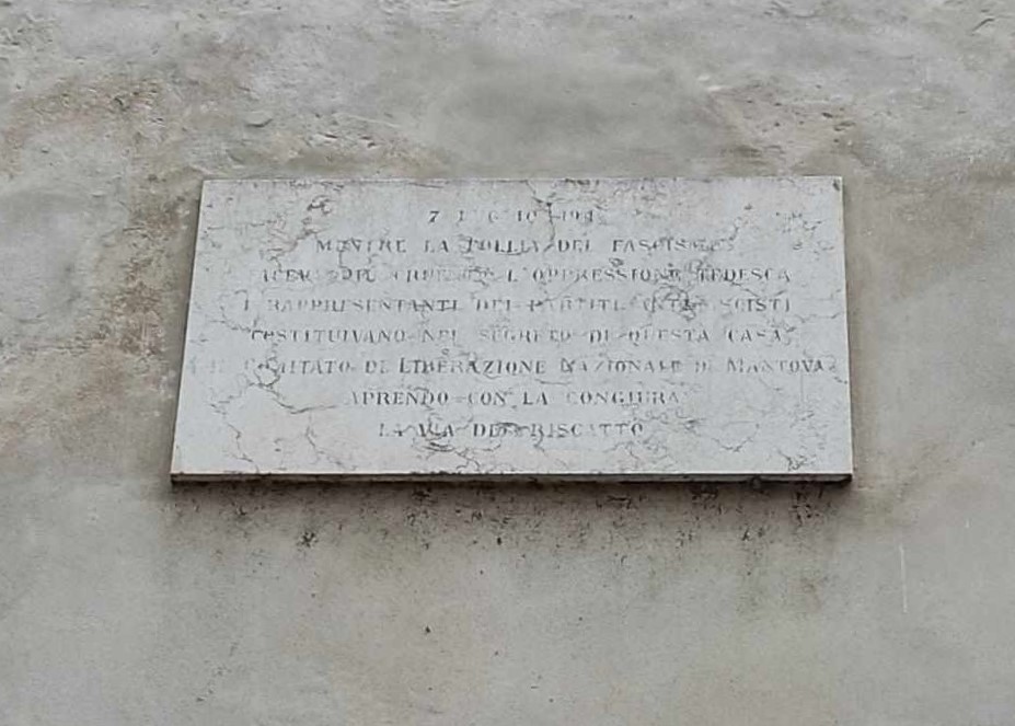 Lapide commemorativa del Comitato di Liberazione Nazionale, simbolo di resistenza e libertà.