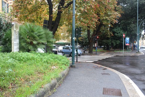 Monumento ai caduti per la Libertà nella zona di Manin, circondato da alberi e traffico urbano.