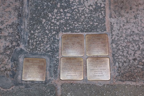 Pietre d'inciampo dedicate a Cavalieri e alla famiglia Vivante, in memoria delle vittime della Shoah.