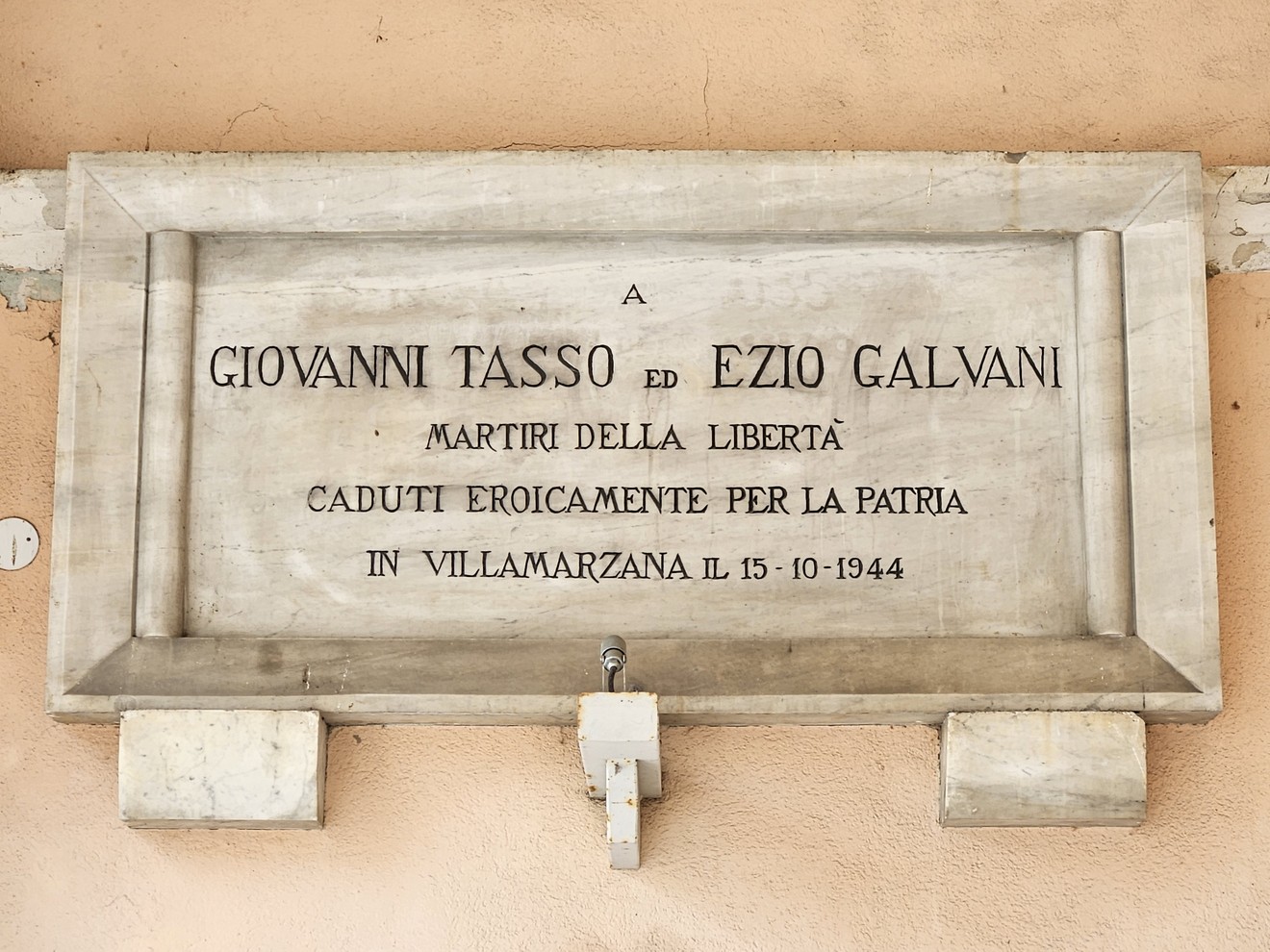 Lapide commemorativa dedicata a Giovanni Tasso ed Ezio Galvani, martiri della libertà.