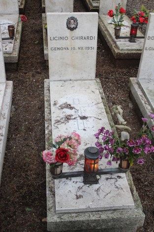 Tombe monumentali decorate con fiori, in memoria dei caduti per la Libertà.