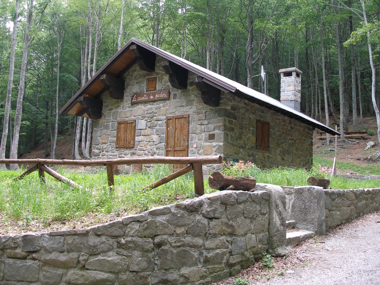 Rifugio in montagna immerso nel verde, ideale per escursioni e relax nella natura.