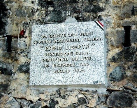 Lapide commemorativa di Radio Libertà, simbolo della resistenza biellese dal 1944 al 1990.