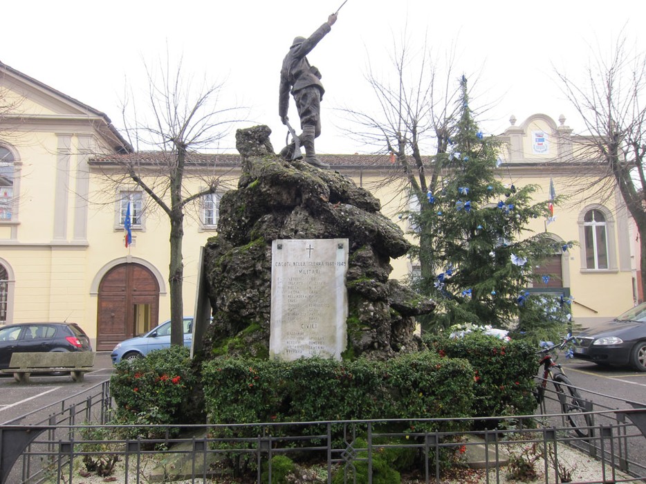 Monumento ai caduti di Arena Po, eretto in memoria dei soldati, con statue e decorazioni florali.