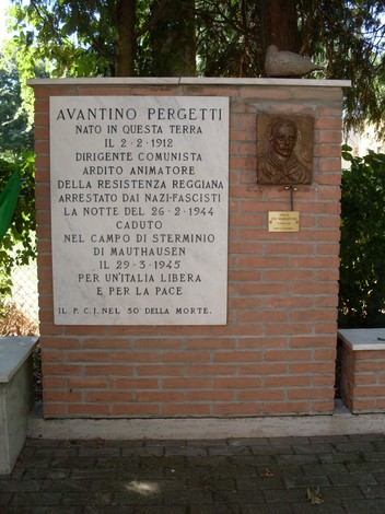 Lapidi commemorative di Avantino Pergetti e al congresso provinciale del PCdI, simbolo di resistenza e libertà.