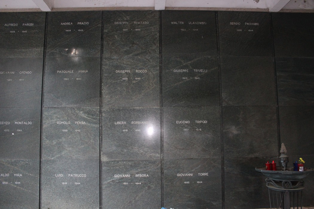 Sacrario dei Partigiani di Sampierdarena, monumento commemorativo con lapidi su pareti di pietra.