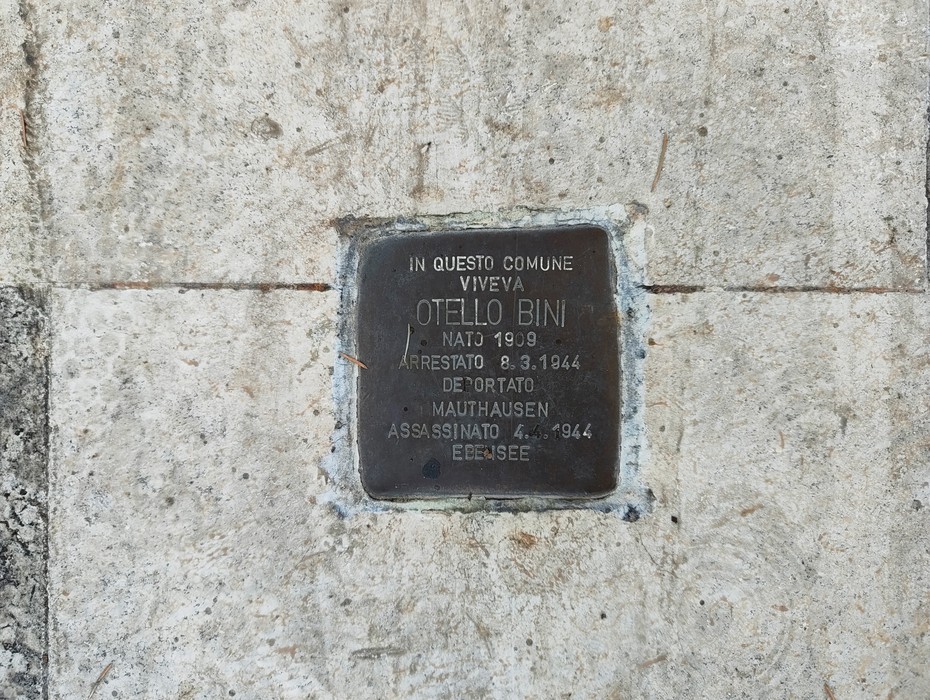 Pietra d'inciampo commemorativa dedicata a Otello Bini, vittima delle persecuzioni naziste.
