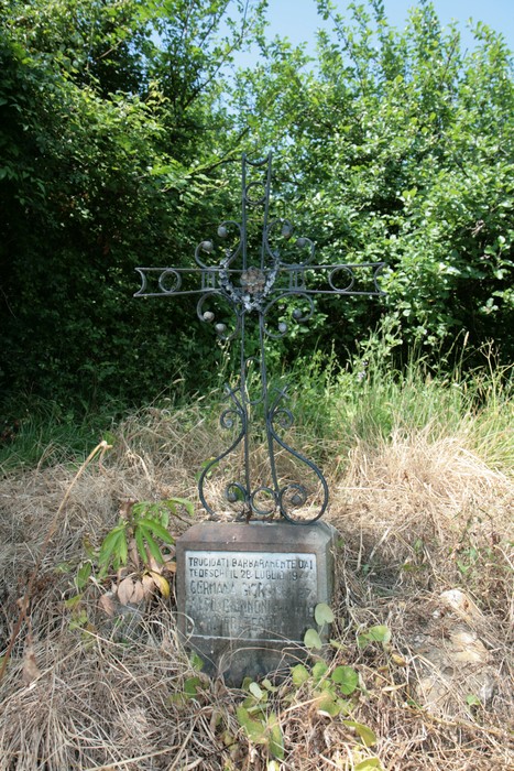 Cippo di Colle di San Gennaro, simbolo di memoria e devozione in un paesaggio naturale.