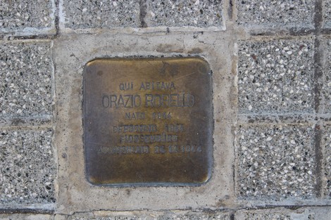 Pietra d'inciampo in memoria di Orazio Robello a Robello, commemorazione storica su un marciapiede.