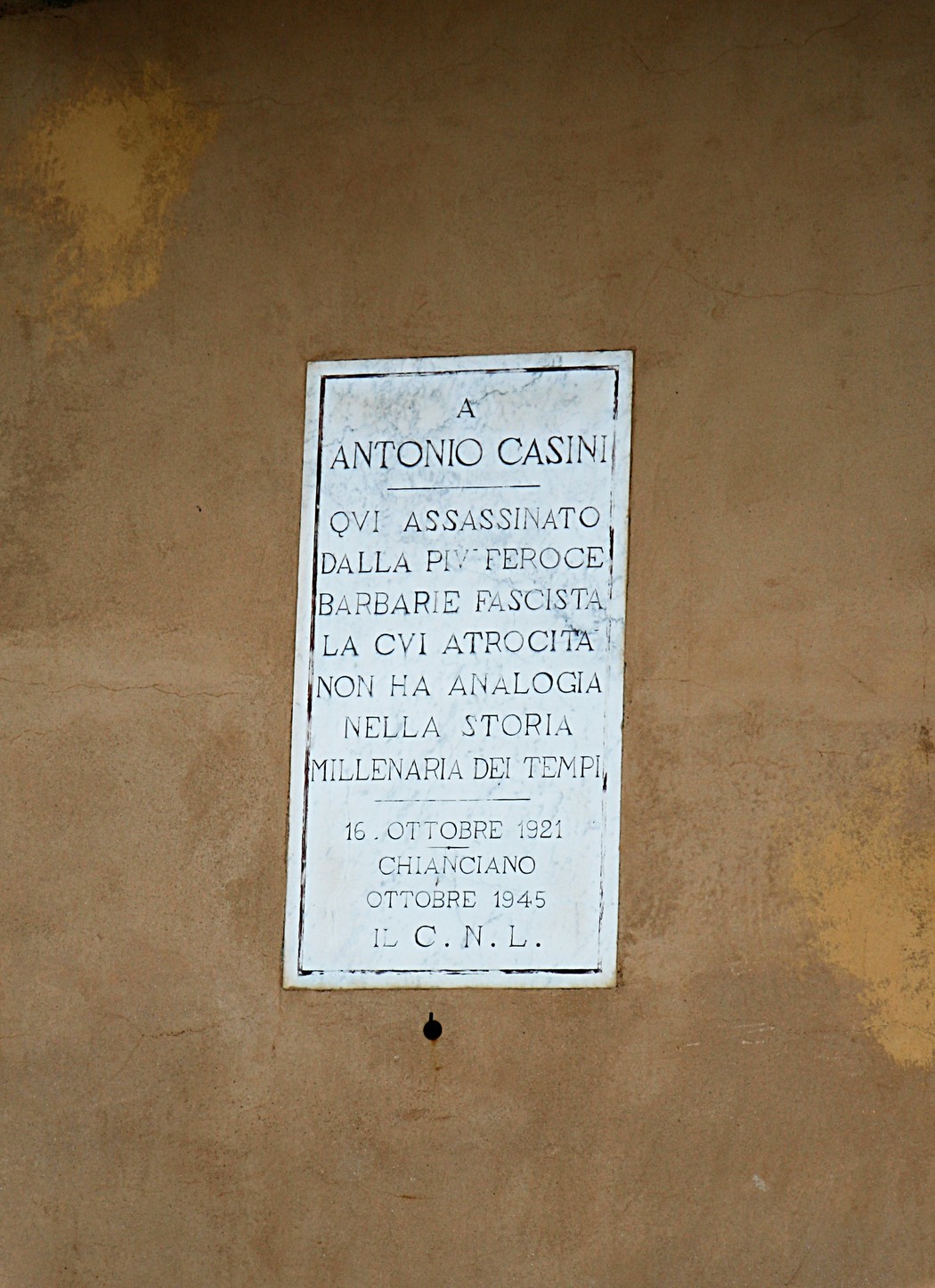 Lapide dedicata ad Antonio Casini, vittima della violenza fascista, situata a Chianciano.