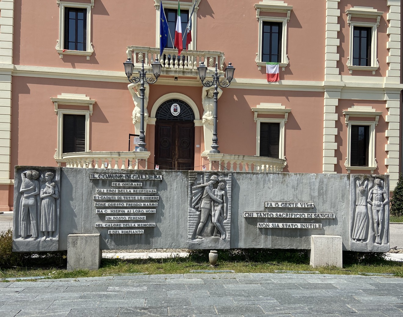 Monumento ai caduti per la libertà di San Venanzio di Galliera, con sculture e iscrizioni commemorative.
