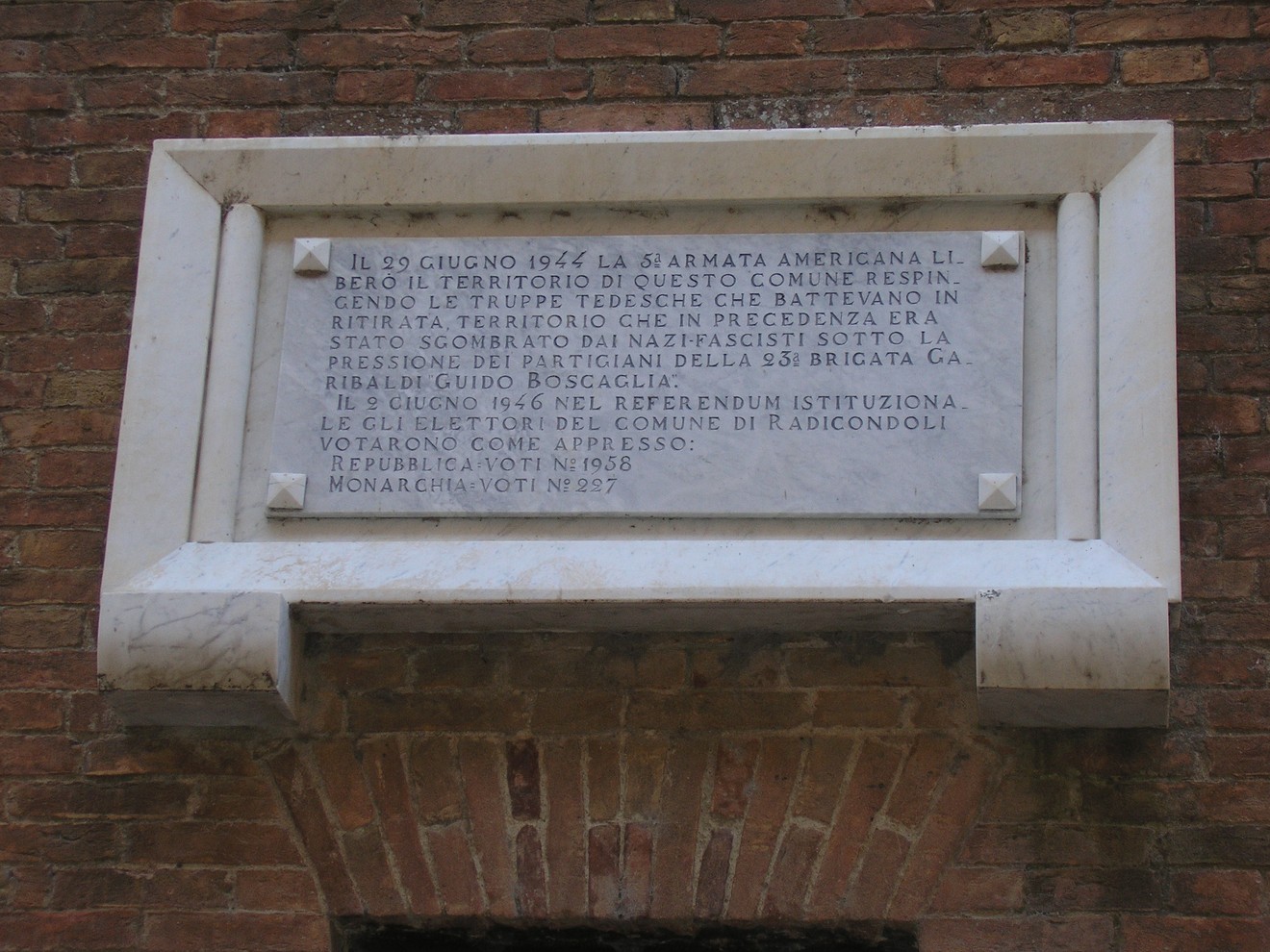 Lapide commemorativa che celebra la Liberazione e il voto del 1946 per la Repubblica.