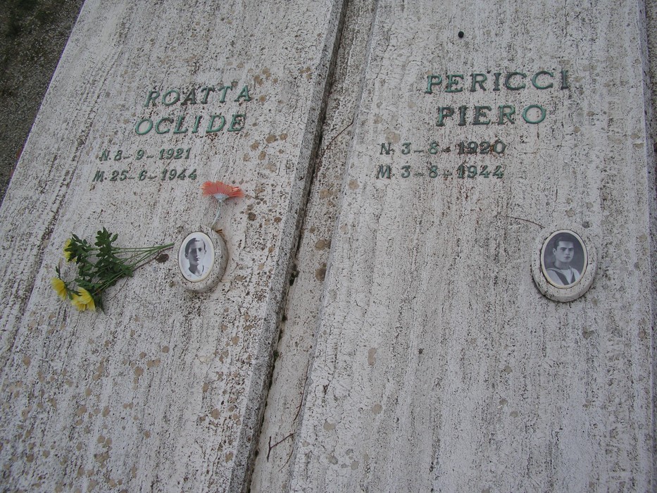 Sepolcro dei caduti sangimignanesi, con nomi incisi e fiori commemorativi in memoria dei defunti.