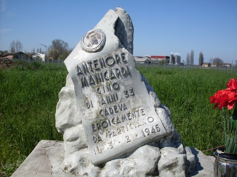 Cippo commemorativo dedicato ad Antenore Manicardi, caduto durante la Seconda Guerra Mondiale.