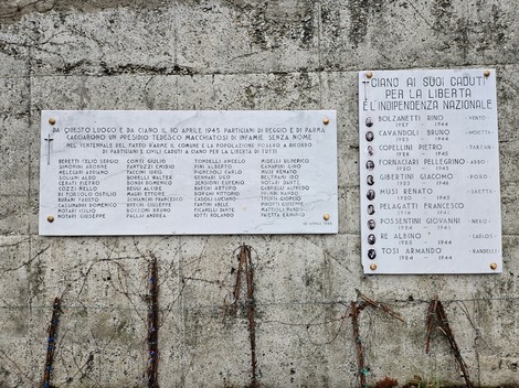 Monumento ai Caduti Partigiani e Civili di Ciano, con targhe commemorative incise sulla pietra.
