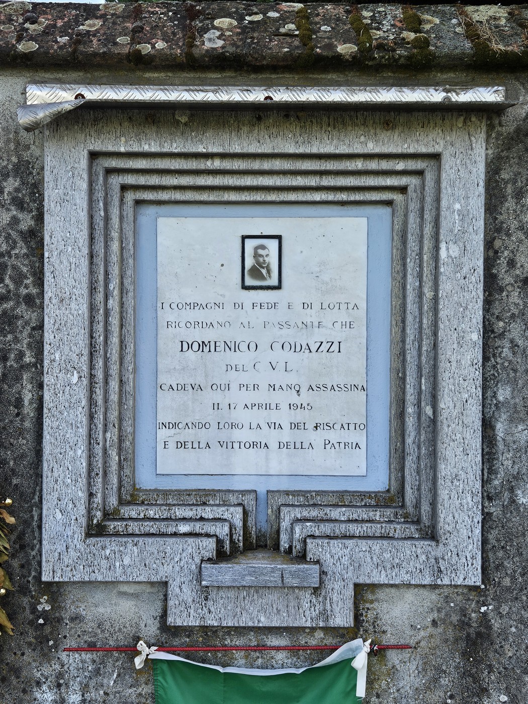Lapide commemorativa di Domenico Codazzi, decorato di guerra, situata in un contesto storico.