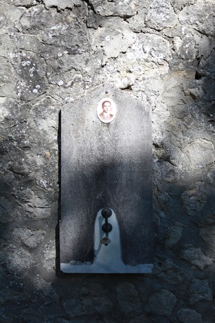 Vecchi sepolcri nel cimitero di San Martino, con dettagli architettonici e atmosfera di memoria.