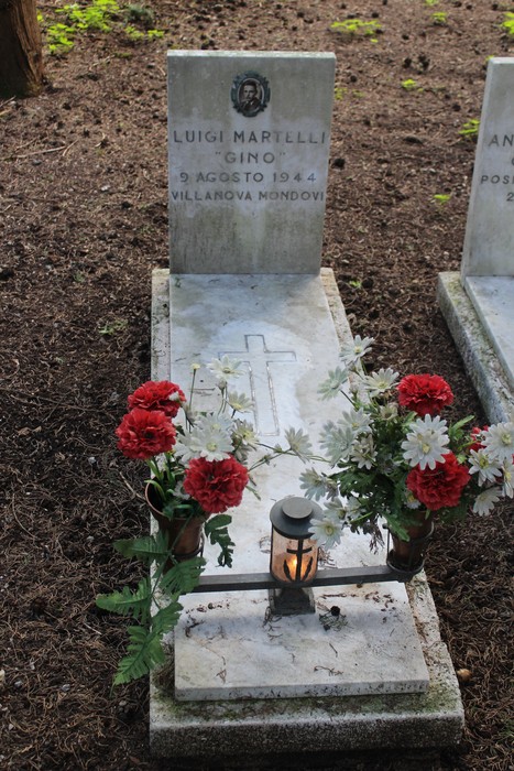 Tombe perpetue decorate con fiori freschi, commemorazione dei caduti per la Libertà in un luogo tranquillo.