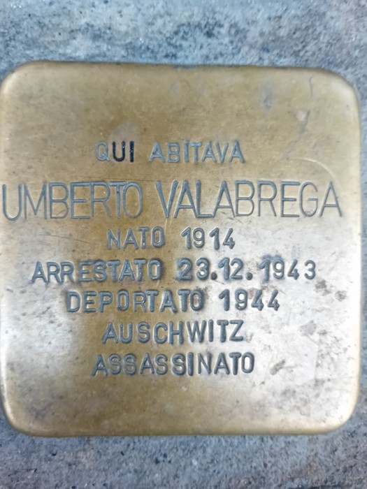 Pietra d'inciampo in ottone incastonata nel selciato, con iscrizione dedicata a Umberto Valabrega.