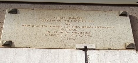 Lapide commemorativa in memoria di Achille Marazza, raffigurante il suo contributo alla storia italiana.