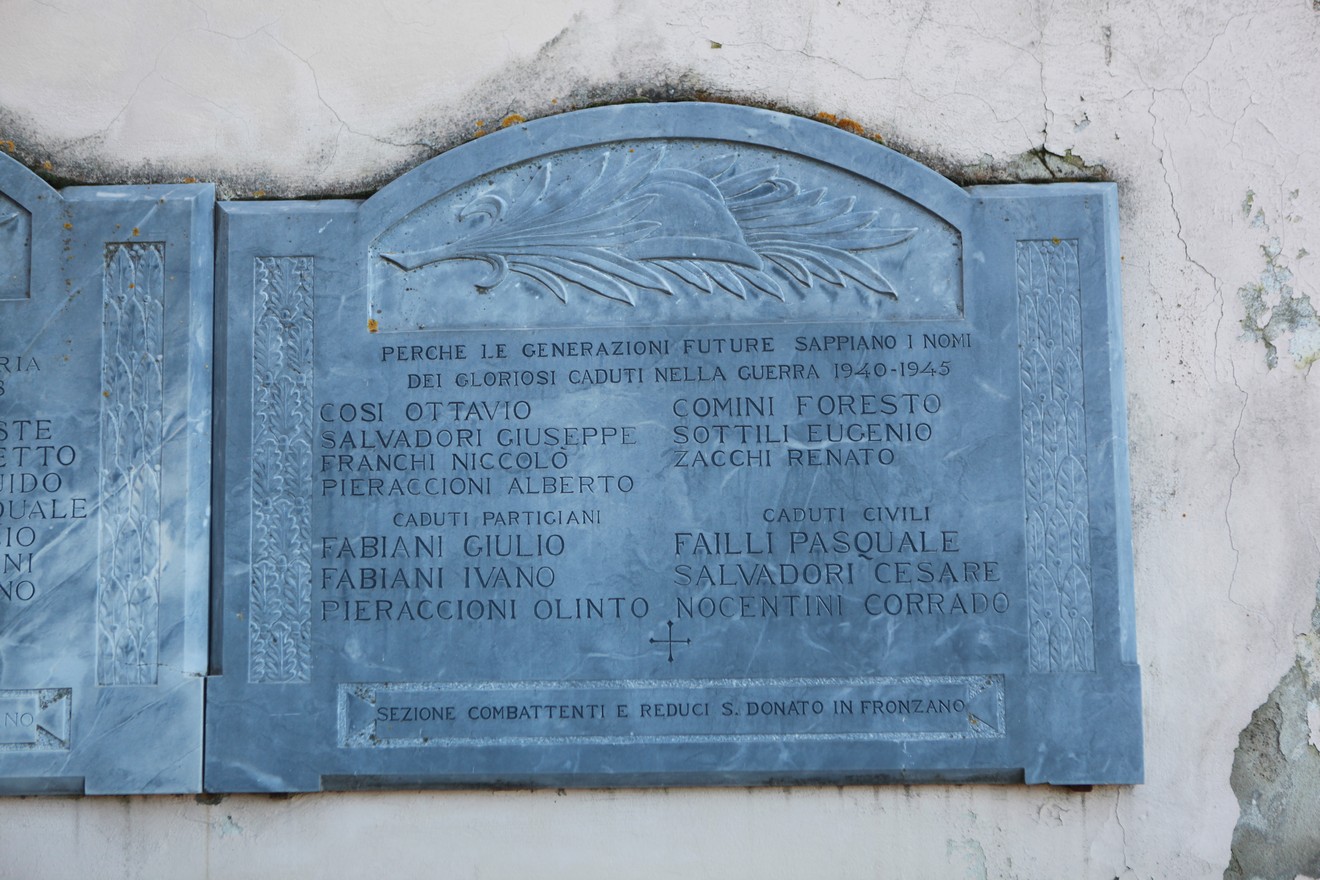 Lapide commemorativa dei caduti di San Donato durante la Seconda Guerra Mondiale, in memoria dei sacrifici fatti.