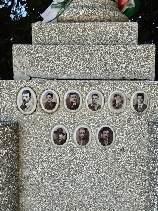 Cippo commemorativo con ritratti di martiri dell'eccidio all'Aeroporto di Forlì, simbolo di memoria storica.