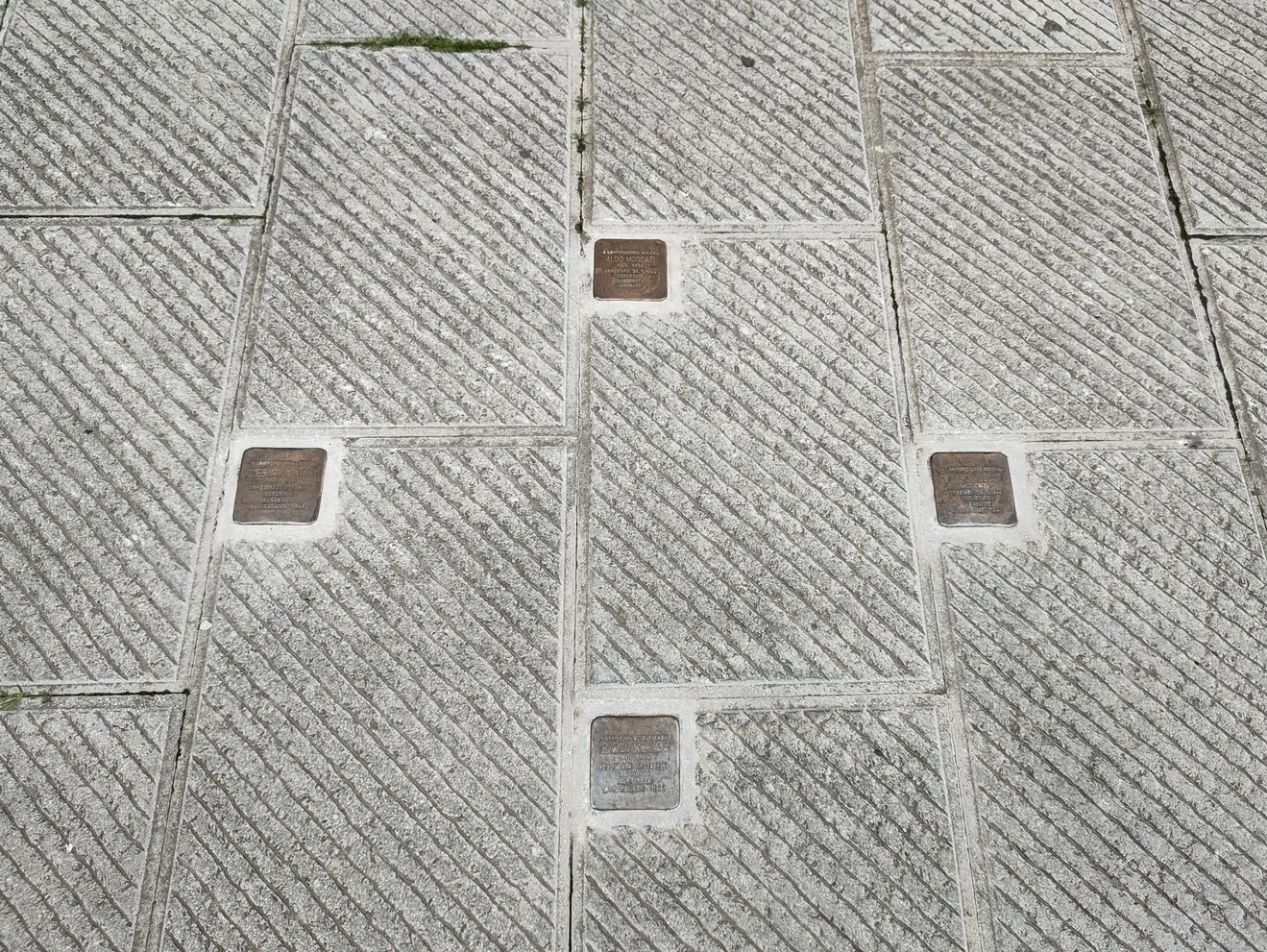 Pietre d'inciampo dedicate a Menasci e ai fratelli Moscati nel pavimento di Trevi.