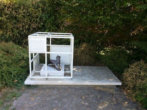 Monumento dedicato alle vittime civili della provincia di Reggio Emilia, simbolo di memoria e riflessione.