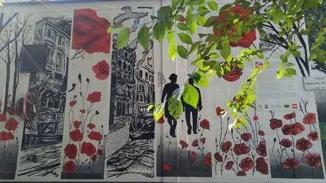Murale colorato che rappresenta figure umane circondate da papaveri, evocando un'atmosfera vibrante e nostalgica.