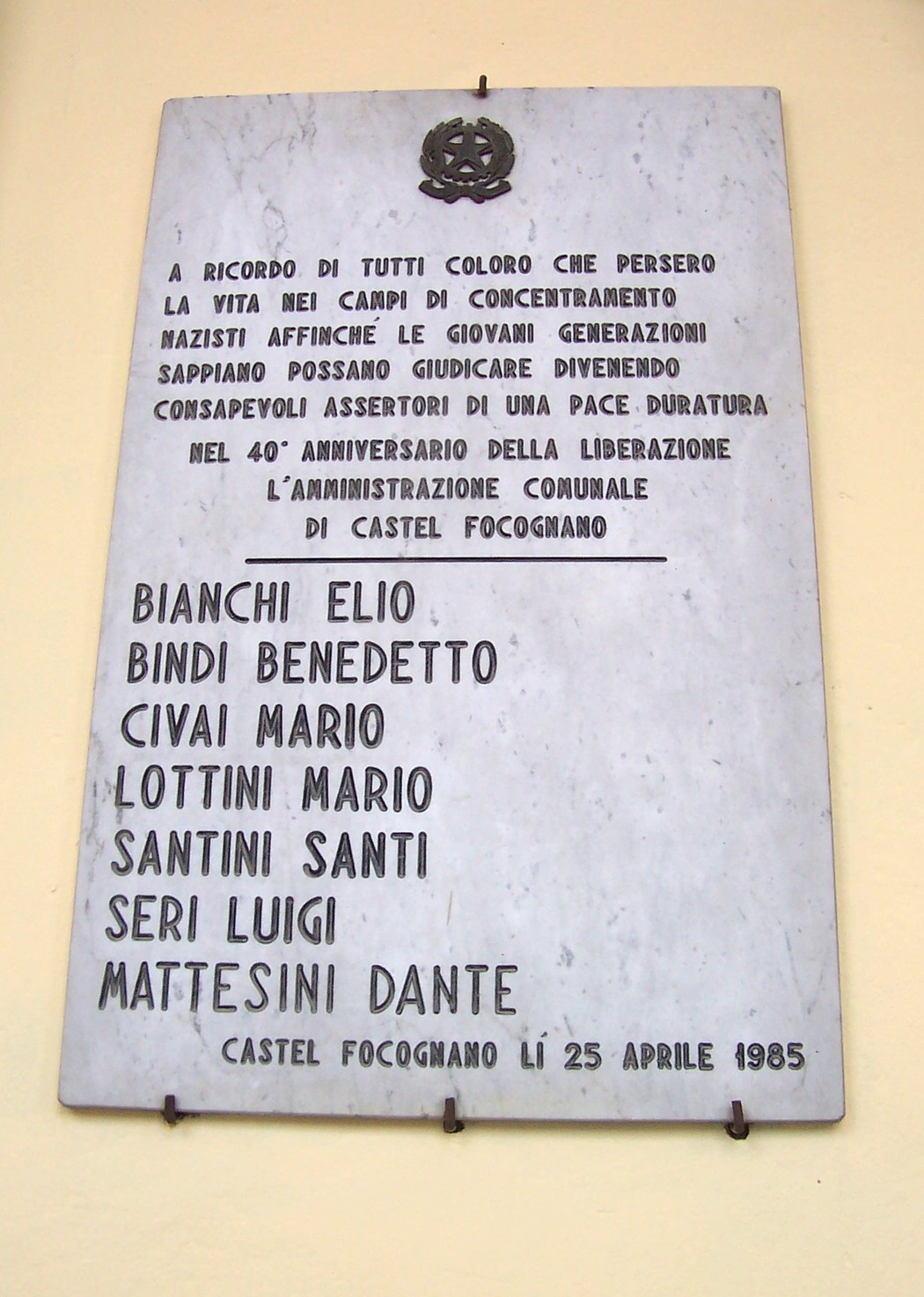 Lapide commemorativa in onore delle vittime dei campi di concentramento a Castel Focognano.