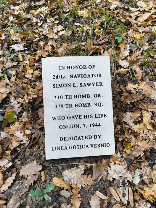 Monumento in onore dell'equipaggio del B25J, dedicato a Simon L. Sawyer, caduto il 7 giugno 1944.