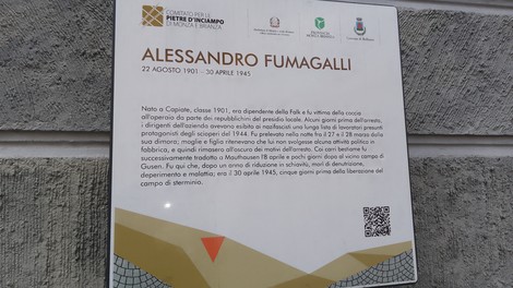Pietra d'inciampo dedicata ad Alessandro Fumagalli, commemorazione storica su un edificio.