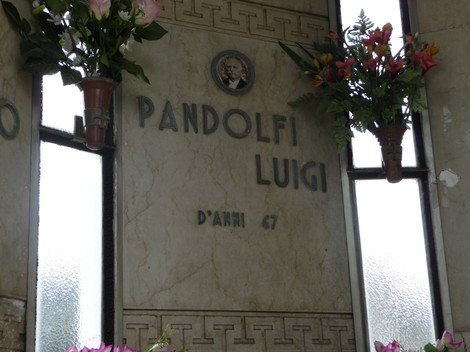 Sacrario ai caduti partigiani, con murales e fiori in omaggio ai patrioti. Atmosfera di rispetto e memoria.