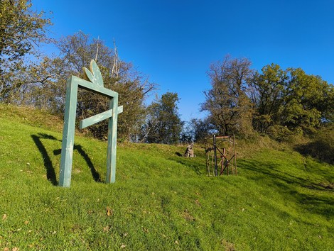Monumenti del Parco della Linea Gotica: opere contemporanee immerse nella natura.