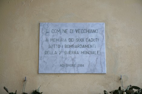 Lapide commemorativa dedicata alle vittime dei bombardamenti della Seconda Guerra Mondiale a Vecchiano.