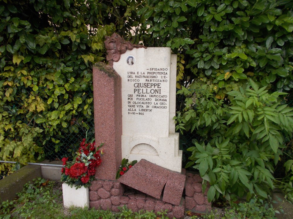 Monumento a Pelloni, commemorazione con iscrizioni e decorazioni floreali. Un tributo alla memoria.