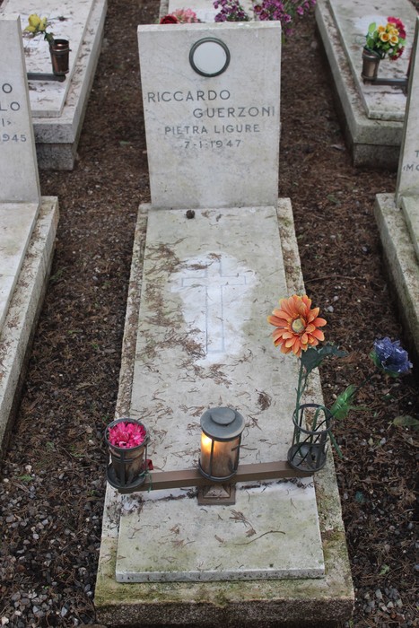 Tombe perpetue dedicate ai caduti per la libertà, decorate con fiori e candele.
