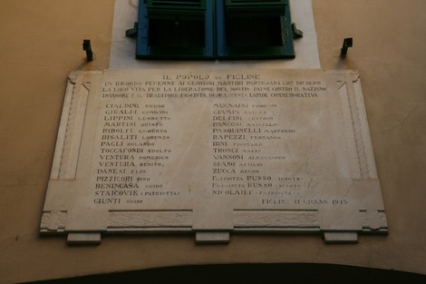 Lapide commemorativa dell'Eccidio di Figline, in memoria delle vittime della violenza durante la Seconda Guerra Mondiale.