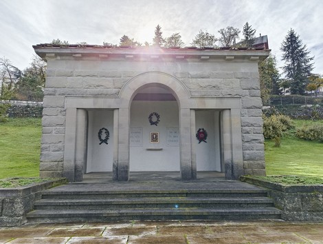 Monumento commemorativo dedicato ai caduti del Cimitero di guerra sudafricano, immerso nel verde e nella tranquillità.